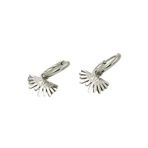 Liggende zilverkleurige RVS hoepeloorbellen met bali zon bedel, minimalistisch design, perfect voor meerdere gaatjes, boho travel stijl.