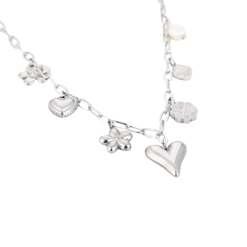 Zilverkleurige roestvrijstalen bedelketting met bloem, hart en klaver bedels – minimalistische bedelketting voor elke gelegenheid.