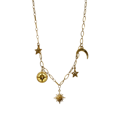 Goudkleurige ketting met maan, sterren en zon bedels op witte achtergrond – handgemaakte statement necklace.