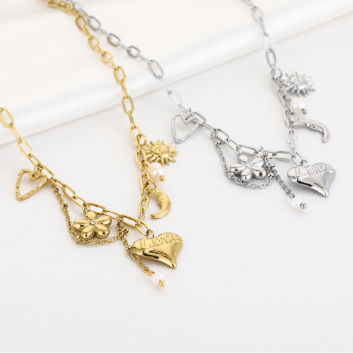 Vergelijking van gouden en zilveren kettingen met zon, maan, parels en hartjesbedels – sieraden op lichtgekleurde achtergrond