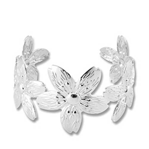 Zilverkleurige RVS bangle armband met grote bloemen, boho chic stijl.