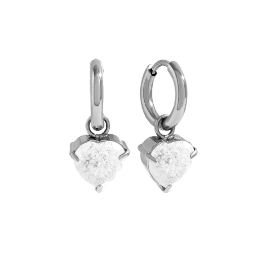 Zilverkleurige Celeste oorbellen met hartvormige steen in wit – elegante en romantische oorbellen
