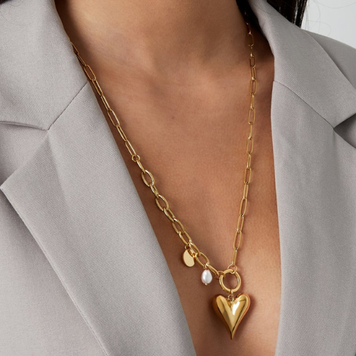 Een halflange ketting (ca 65 cm) ketting met grove schakels en een statement hart-hanger - van roestvrij staal - gedragen om de hals