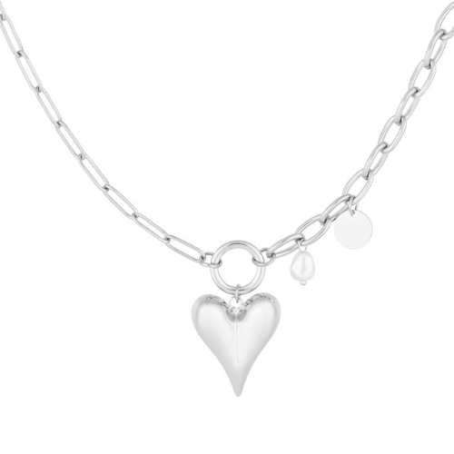 Devotion ketting met grove schakels, een zilverkleurige hartvormige hanger, subtiele parel en ronde bedel voor een stoere en romantische uitstraling.