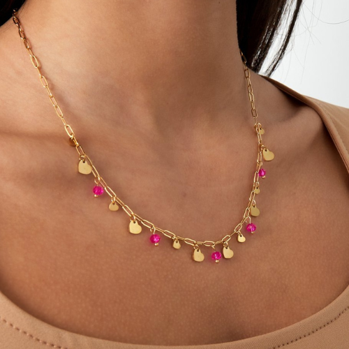 Leuke speelse ketting met goudkleurige hartjes bedels en fuchsia glaskralen voor een kleurrijke touch aan iedere outfit