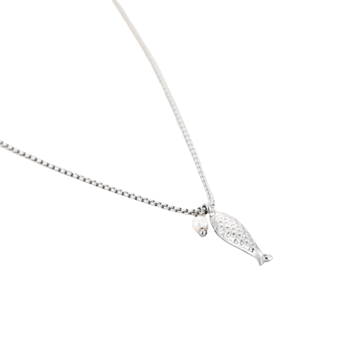 Zilverkleurige ketting met visbedel en zoetwaterparel – elegante damesketting met symbolische betekenis.