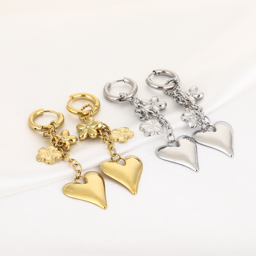 Goudkleurige en zilverkleurige Floralove oorbellen naast elkaar op zachte witte achtergrond – romantische sieraden met bloemen en harten in twee kleuren.