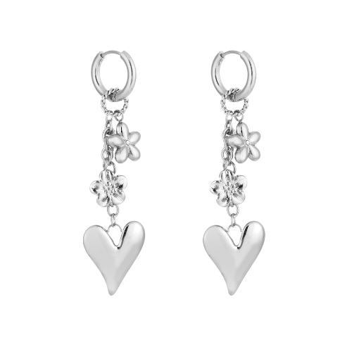Zilverkleurige Floralove oorbellen met hangende bloemen en hartvormige bedels – elegante statement oorbellen van roestvrij staal.