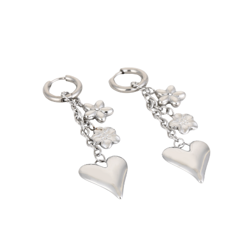 Set zilverkleurige Floralove oorbellen liggend weergegeven – romantische sieraden met bloemdetails en glanzende harten.