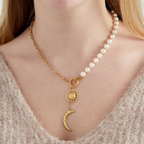 Elegante goudkleurige Y-ketting met parels en zon- en maanbedel in Y-vorm gedragen om de hals