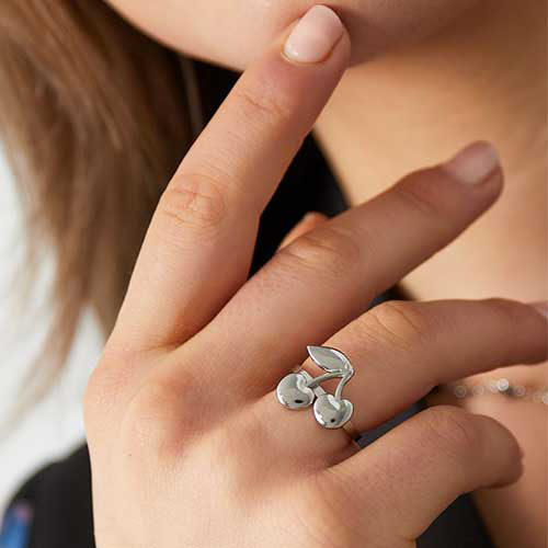 Verstelbare zilverkleurige stainless steel ring met kersjes, fruitig design voor dagelijks gebruik.