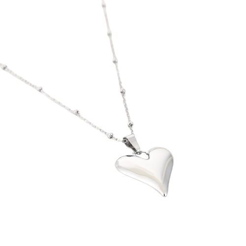 Zilverkleurige damesketting met gepolijste hartvormige hanger en fijne bolschakelketting – elegant en modern sieraad.