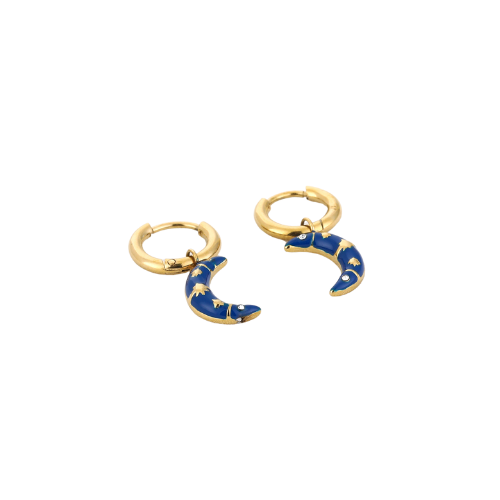 Goudkleurige oorringen met donkerblauwe maanbedels en gouden sterren, liggend op een witte achtergrond.