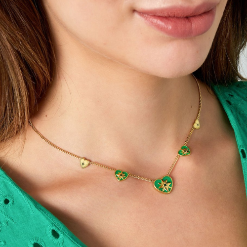 Goudkleurige Starlove ketting gedragen om de hals in een andere kleur