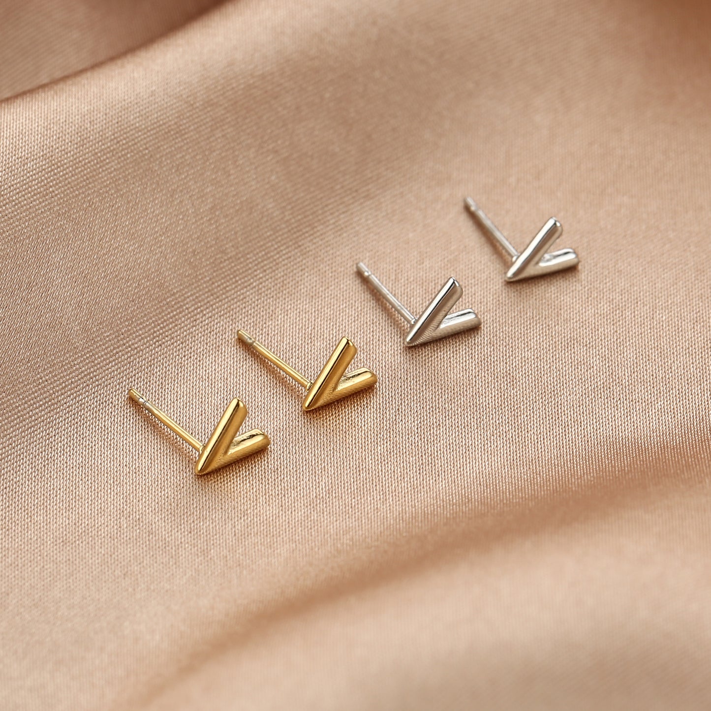 Goud- en zilverkleurige V Studs met V-vorm voor een moderne en stijlvolle look - makkelijk te combineren met andere oorbellen
