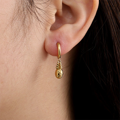Goudkleurige ananas oorbellen met speelse tropische bedels – zomerse sieraden voor dames 