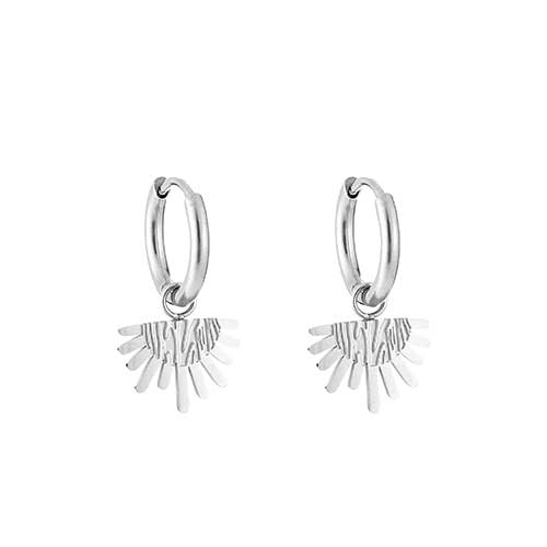 Zilverkleurige RVS hoepeloorbellen met halve zon bedel, minimalistisch design, perfect voor meerdere gaatjes, boho travel stijl.