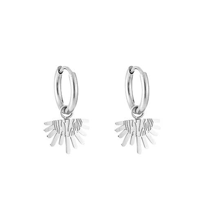 Zilverkleurige RVS hoepeloorbellen met halve zon bedel, minimalistisch design, perfect voor meerdere gaatjes, boho travel stijl.