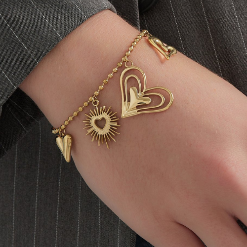 Goudkleurige stainless steel armband Devine Bond versierd met hartjesbedels - gemaakt van stainless steel