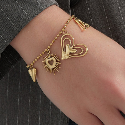 Goudkleurige stainless steel armband Devine Bond versierd met hartjesbedels - gemaakt van stainless steel