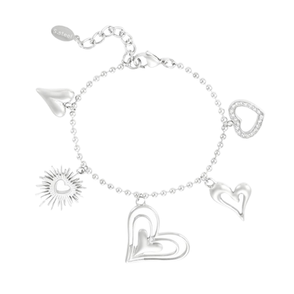 Een zilverkleurige kralenarmband versierd met diverse zilverkleurige hartjesbedels - gemaakt van stainless steel en zirkonia