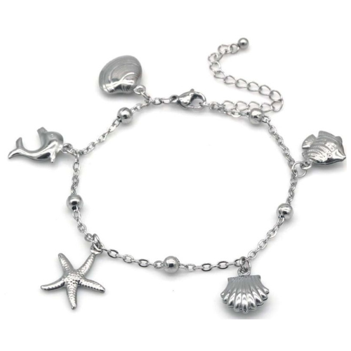 Zilverkleurige bedelarmband met oceaanthema, versierd met bedels van een dolfijn, zeester, vis, en schelpen – perfect voor een zomerse en speelse look.