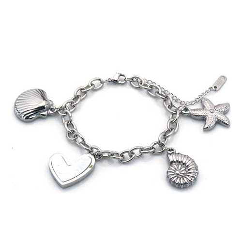 Zilverkleurige roestvrijstalen bedelarmband met een grove schakel en  grote bedels in schelpen-, zeester- en hartvorm, een echt statement sieraad in strandthema.