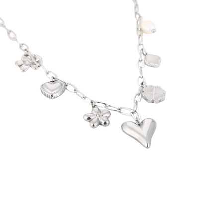Zilverkleurige roestvrijstalen bedelketting met bloem, hart en klaver bedels – minimalistische bedelketting voor elke gelegenheid.