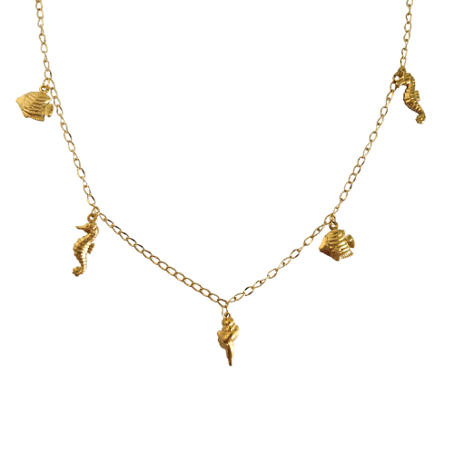 Goudkleurige ketting met zeepaardje, schelp en spiraalschelp bedels op witte achtergrond.