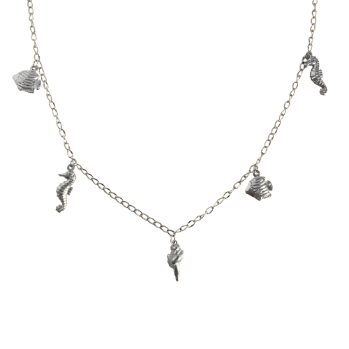 Zilverkleurige ketting met zeecharms zoals zeepaardjes, vissen en een schelp tegen een witte achtergrond.
