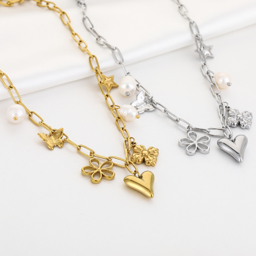 Set van twee schakelkettingen in goud en zilver met hart-, bloem-, vlinder- en parelbedels – stijlvolle sieradenset voor dames.
