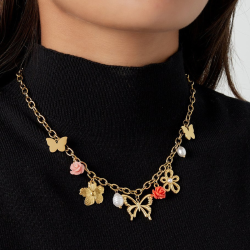 Goudkleurige bedelketting met vlinder- en bloemenbedels en twee gekleurde bloemen als statement detail gedragen om de hals