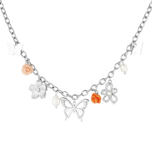 Zilverkleurige bedelketting met vlinder- en bloemenbedels en twee gekleurde bloemen als statement detail – speelse en romantische damesketting