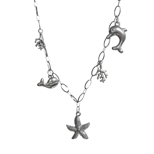 Handgemaakte zilverkleurige oceaan bedelketting met zeester, dolfijn, walvis en koraal op een witte achtergrond.