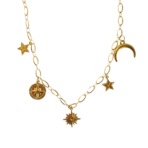 Gouden ketting met sterren, zon, maan en kompas bedels – elegante ketting op witte achtergrond.