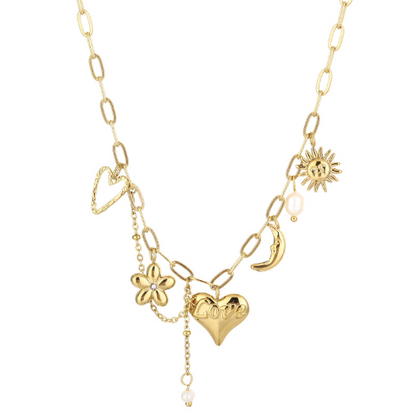 Goudkleurige ketting met symbolische bedels zoals een zon, halve maan, bloem, open hartje en parels – productfoto op witte achtergrond.