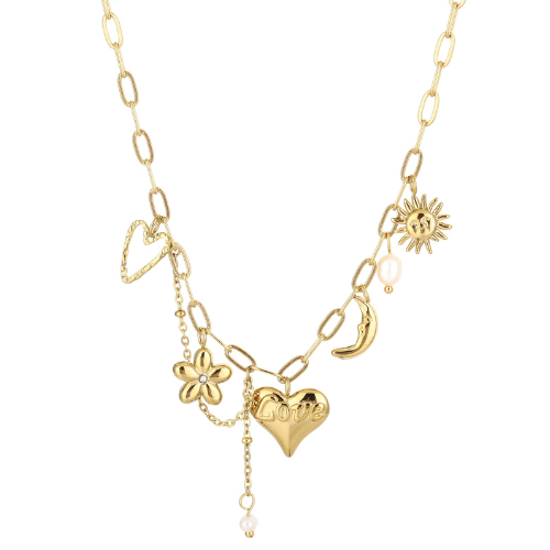 Goudkleurige ketting met symbolische bedels zoals een zon, halve maan, bloem, open hartje en parels – productfoto op witte achtergrond.