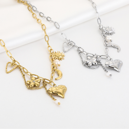 Vergelijking van gouden en zilveren kettingen met zon, maan, parels en hartjesbedels – sieraden op lichtgekleurde achtergrond