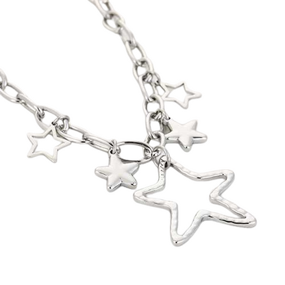 Zilverkleurige stainless steel bedelketting met grote en kleine sterrenbedels – kosmisch statement design. 