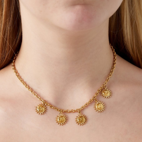 Goudkleurige bedelketting met vijf zonnehangers van stainless steel gedragen om de hals