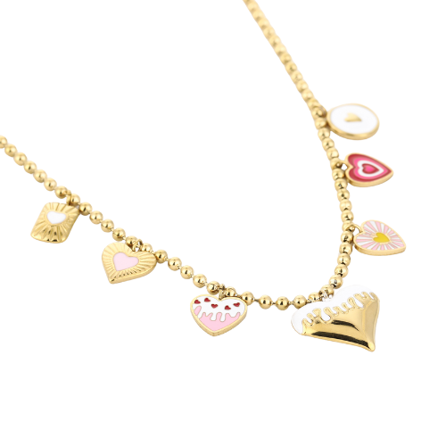 Goudkleurige ketting met speelse hartjesbedels en snoepmotief, close-up op witte achtergrond