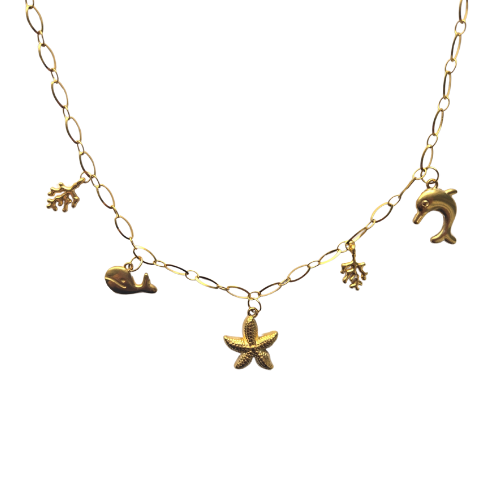 Goudkleurige ketting met bedels van zeester, dolfijn, walvis en koraal op witte achtergrond.