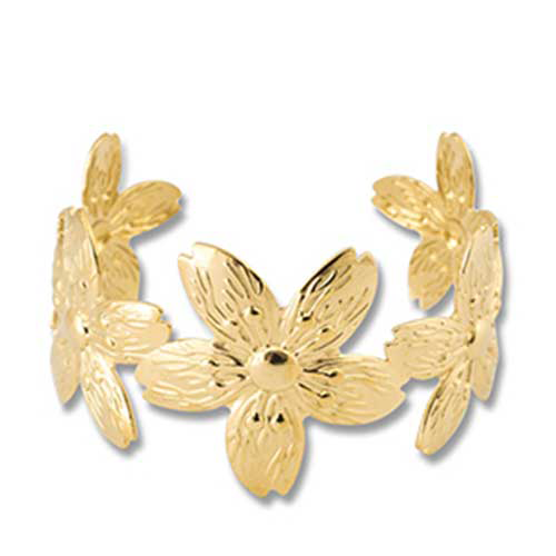 Goudkleurige RVS bangle armband met grote bloemen, boho chic stijl.