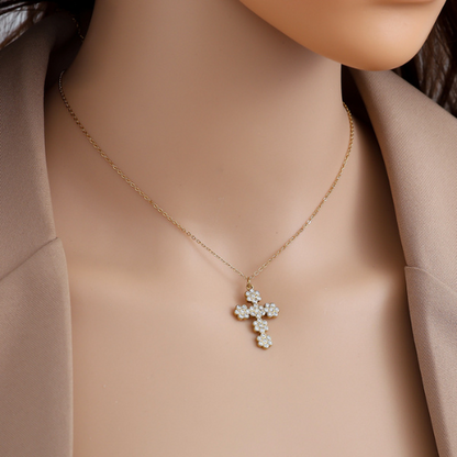 Goudkleurige Bloom Cross ketting met bloemenkruis van glinsterende zirkonia steentjes om de hals gedragen van roestvrij staal