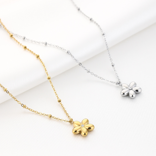 Set van gouden en zilveren kettingen met bloemhanger en subtiele zirkonia – stijlvolle sieraden voor dames.