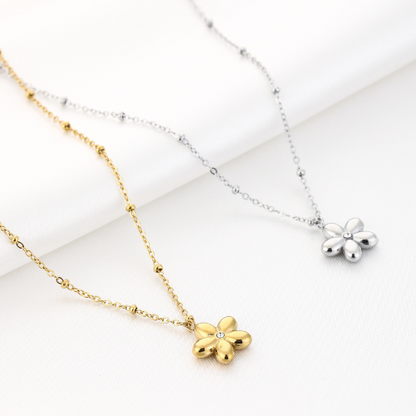 Set van gouden en zilveren kettingen met bloemhanger en subtiele zirkonia – stijlvolle sieraden voor dames.