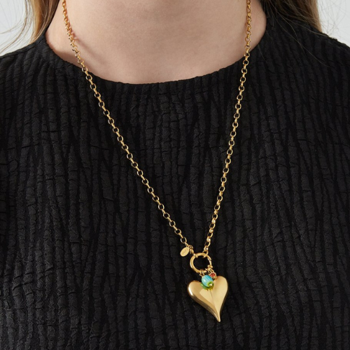 Goudkleurige Brielle Ketting met grote hartvormige hanger, turquoise kraal en roodkleurig detail - van roestvrijstaal - gedragen om de hals
