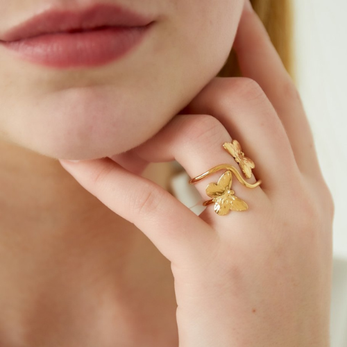 Goudkleurige stainless steel ring met twee vlinders en open pasvorm