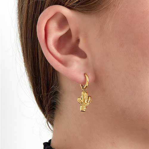 Goudkleurige RVS hoepeloorbellen met minimalistische cactus in pot bedel in het oor, boho stijl.
