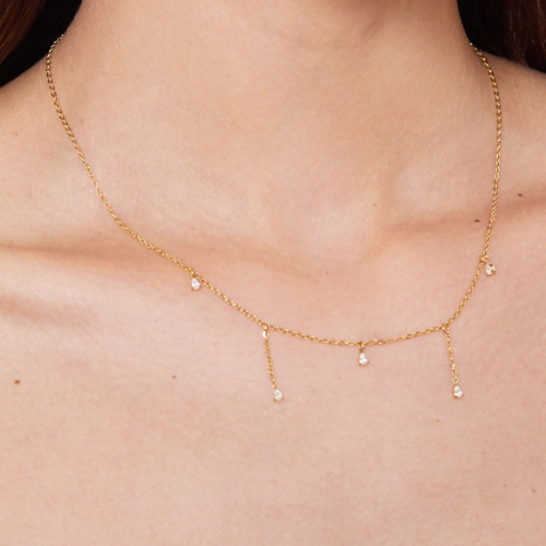 Zilverkleurige subtiele ketting met strass steentjes gedragen om de hals